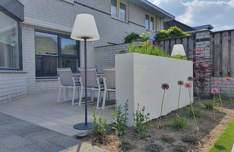 Loo mugavaid nurki terrassi eralduspotidega.