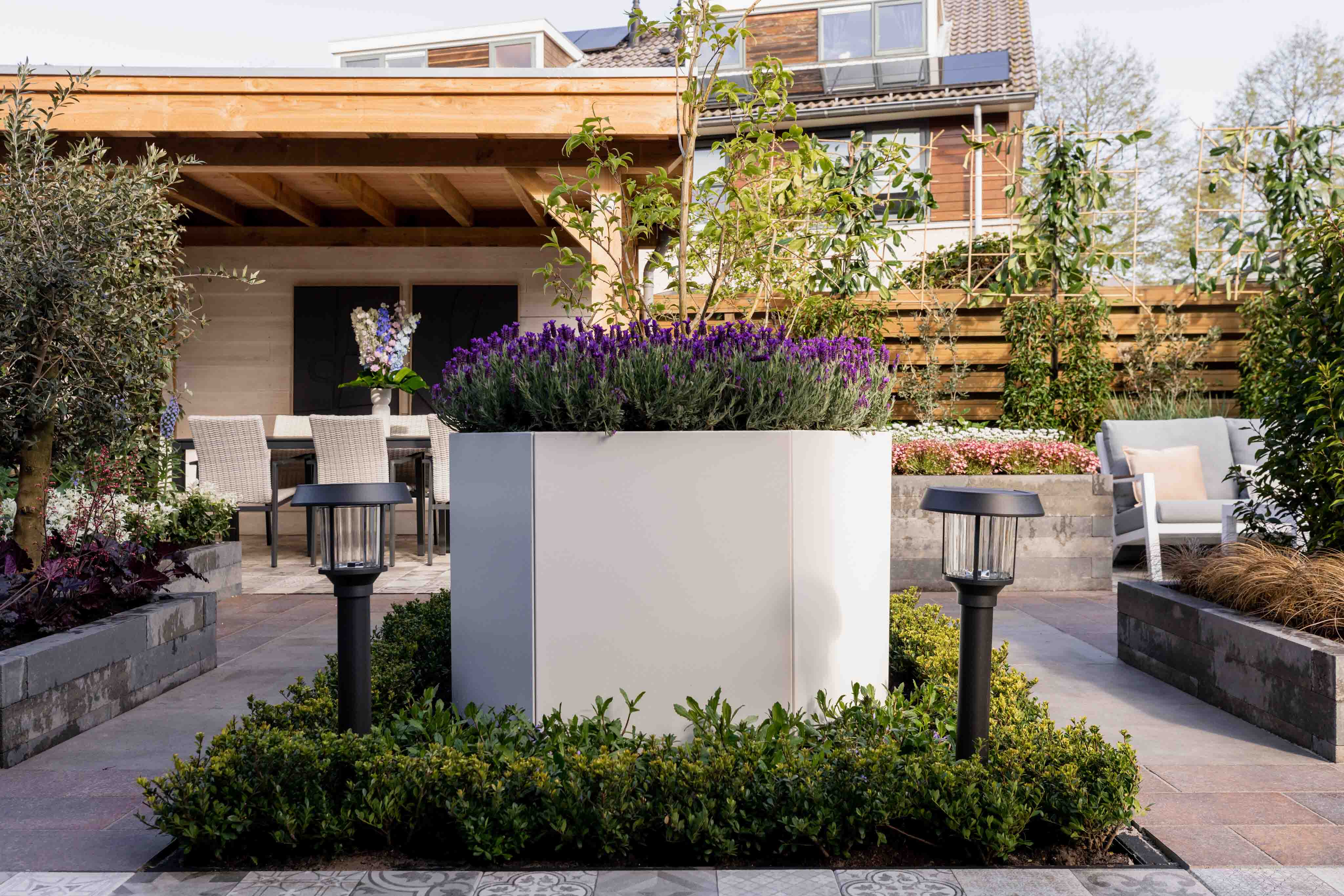 Aia inspiratsioon: suured istutusmahutid väljas